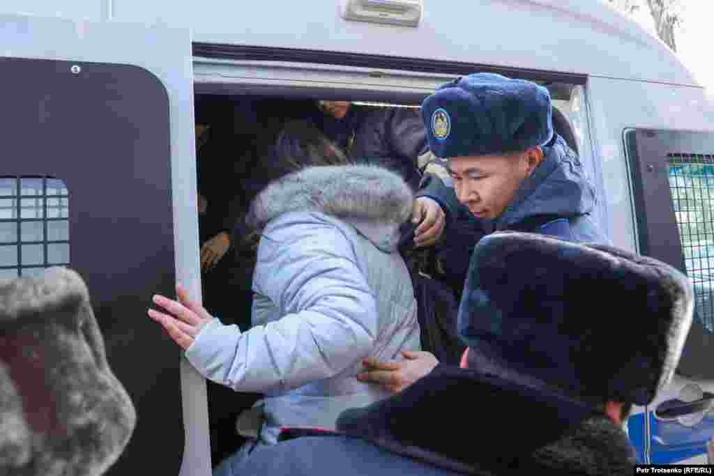 &mdash; Сейчас забрали четверых активисток, с плакатом, на которым были отмечены события 16 декабря 1986 года, 16 декабря 2011 года и января 2022 года,&nbsp;&mdash; говорит активист &laquo;Oyan, Qazaqstan&raquo; Равкат Мухтаров.&nbsp;&mdash; Мы хотели развернуть плакат на площади и сказать самим себе и всем другим, что нам нельзя забывать трагедии, которые произошли в Казахстане и прощать то, что с нашими людьми сделали власти