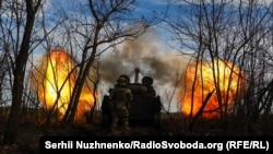 Українські військові ведуть вогонь із 122-мм самохідної артилерійської установки 2С1 «Гвоздика»