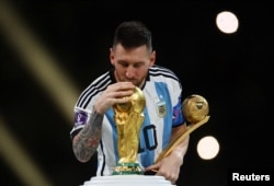 Месси әлем кубогын сүйіп тұр. Қолында - әлем чемпионатының ең үздік футболшысына берілетін "Алтын доп". 18 желтоқсан 2022 жыл.