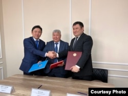 Казакстандын, Кыргызстандын жана Өзбекстандын энергетика министрлери – Болат Акчулаков, Таалайбек Ибраев, Журабек Мирзамахмудов. (солдон оңду карай) Бишкек. 6-январь, 2022-жыл.