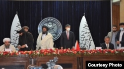 مراسم امضای قرار داد استخراج نفت ساحه آمو دریا میان حکومت طالبان و کمپنی چینی
