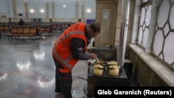 Працівник залізниці готує чай на печі через відключення електрики після російських обстрілів по українській інфраструктурі. Київ, 25 листопада, 2022 рік.