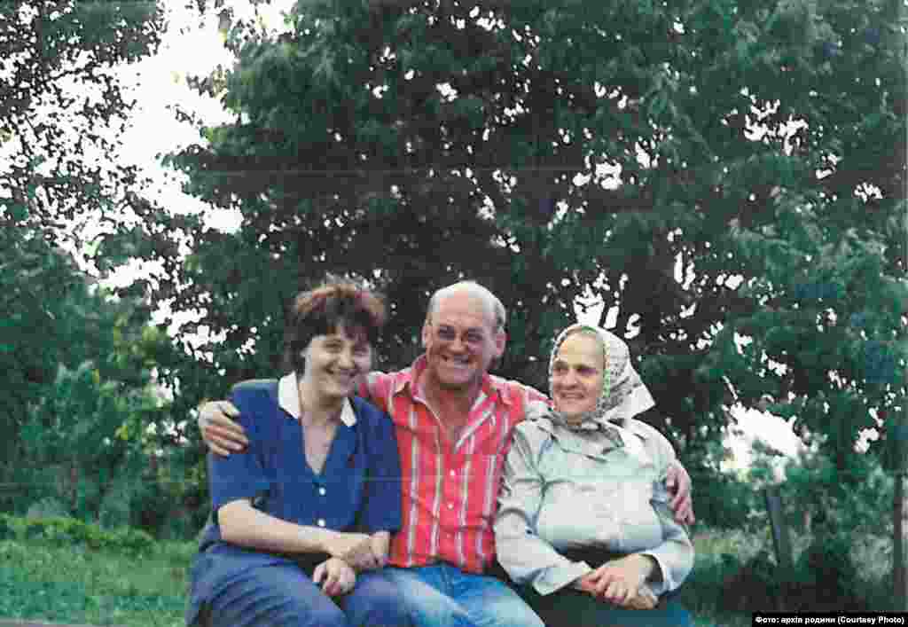 Іван Гвать із сестрою Анною (ліворуч) та мамою, Ряшів, Словаччина, 2010 року