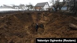 Воронка від удару російської ракети в селі Копилів на Київщині, 14 січня 2023 року 