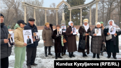 Кемпир-Абад иши боюнча камалгандардын жакындары. Бишкек. 2022-жылдын 22-декабры. 