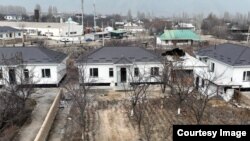 Чек ара жаңжалында талкаланган турак жайлардын ордуна курулган үйлөр. Баткен, 2022, декабрь. Сүрөт президенттик администрацияныкы. 