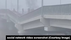 Пошкоджені опори мосту біля Мелітополя