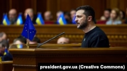 ولودیمیر زلنسکی حین سخنرانی در پارلمان اوکراین