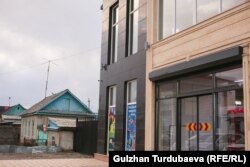 Эски үйгө жанаша курулган жаңы имарат.