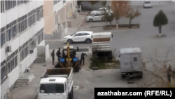 Ашхабадские коммунальщики ремонтируют водопровод. Ашхабад, 12, 2022.  