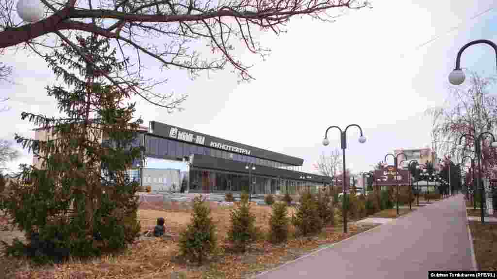 &quot;Ысык-Көл&quot; кинотеатрынын имараты 1968-жылы курулган. 1992-жылдан бери иштебей турган маданий борбор 2023-жылы январь айында кайра ишке кирди.&nbsp;