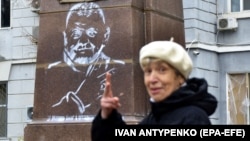 Зображення головнокомандувача Збройних сил України Валерія Залужного на постаменті колишнього пам’ятника російському адміралу Ушакову у Херсоні, 18 листопада 2022 року