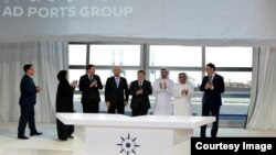 Документтерге кол коюу учуру. Бириккен Араб Эмираттары