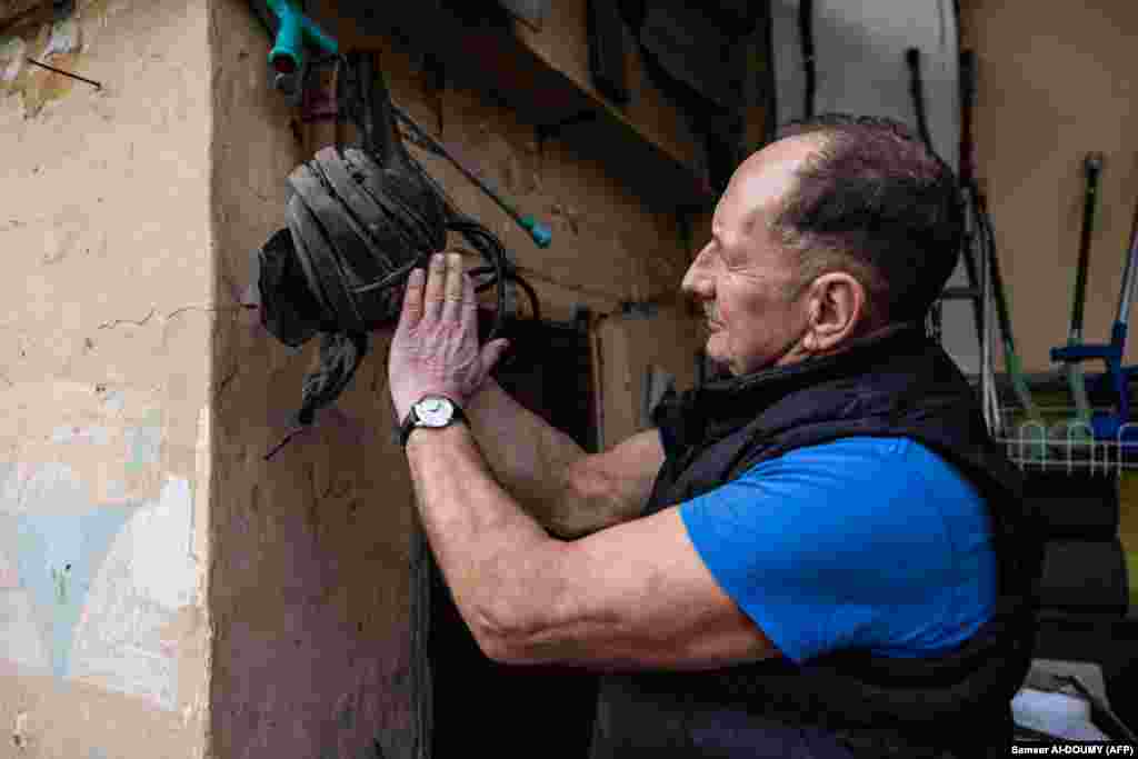 Андрій Плешан показує шолом російського танкіста. Подібних &laquo;подарунків&raquo;&nbsp;залишених російськими військовими у місті чимало. Люди жили в страху перед російськими військовими, які регулярно приходили обшукувати тих, хто ховався в підвалах. &laquo;Нас могли вбити будь-коли&raquo;,&nbsp;&ndash; згадує Андрій Плешан, &ndash; &laquo;Це страждання об&rsquo;єднало нас&raquo;