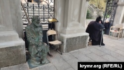 Біля входу до Успенського собору на вулиці Дмитра Тавдадебулі