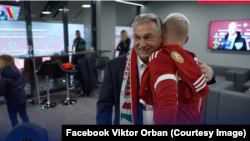 Վիկտոր Օրբանը «Մեծ Հունգարիայի» քարտեզը պատկերող շարֆով, Պուշկաշի անվան ստադիոն, Բուդապեշտ, 20 նոյեմբերի, 2022թ.