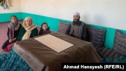 یک خانواده باشنده ولایت پروان که فرزند شان به هدف کار به ایران رفته است. 