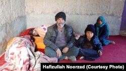 یک فامیل بی بضاعت در ولایت غور، پدر خانواده به رادیو آزادی گفته است که بخاطر تهیه غذا برای کودکانش تمام وسایل خانه را فروخته و فعلاً دیگر چیزی برای فروش در خانه اش نمانده است