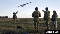 Ukrain esgerleri dron uçurýar