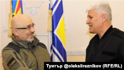 Ukrainian Defense Minister Oleksiy Reznikov (left) and his Bulgarian counterpart, Dimitar Stoyanov, in Kyiv on December 19.