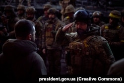 Президент України Володимир Зеленський під час візиту до міста Бахмуту на Донеччині, 20 грудня 2022 року