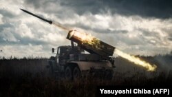 Ukrain harbylary rus güýçleriniň saýgarmazdan hem harby, hem-de raýat nyşanalaryna zarba urýandygyny adýarlar.