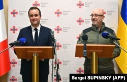 Міністр оборони України Олексій Резніков (праворуч) і міністр оборони Франції Себастьян Лекорню. Київ, 28 рудня 2022 року
