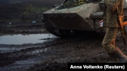 Вологий ґрунт, кажуть експерти, створює перешкоди як для просування живої сили на фронті, так і особливо – важкої техніки