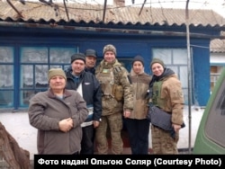 Волонтерка з Польщі Ольга Соляр з місцевими жителями, які жили під окупацією