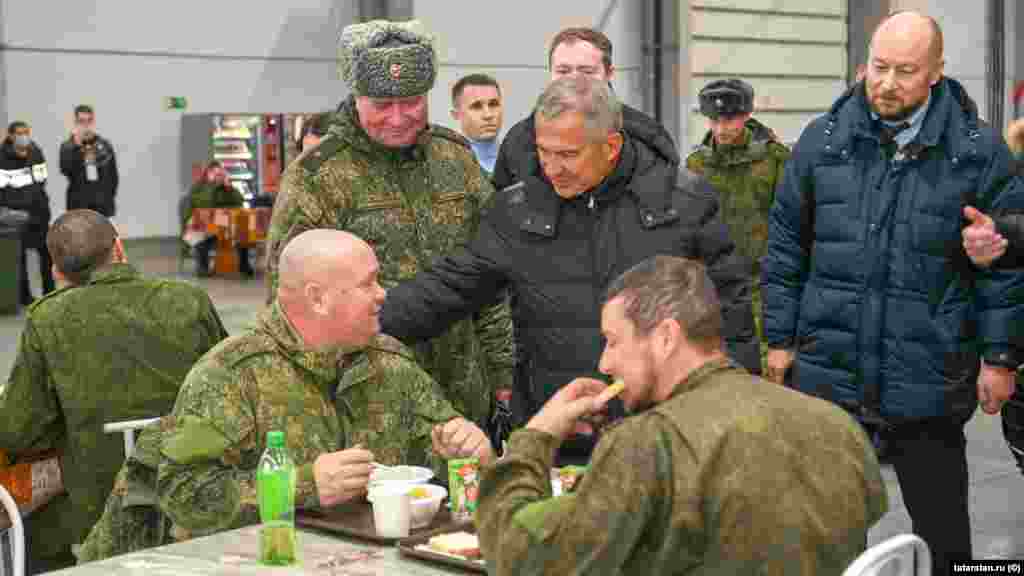 21 сентябрьдә Путин фәрманы белән Русиядә мобилизация башланды.&nbsp;Татарстан президенты Рөстәм Миңнеханов &quot;Казан Экспо&quot; үзәгенә килеп мобилизациягә алынган кешеләрнең хәлен белеште. &quot;Үтергәнче ашаталар&quot; диючеләр булды.&nbsp;Берничә атнадан мобилизациягә эләгеп сугышка китүчеләр табутта кайта башлады. Бүгенге көндә&nbsp;Татарстаннан кимендә 6, Башкортстаннан кимендә 10 шундый кеше теркәлде. Аларның исемнәре монда китерелә.