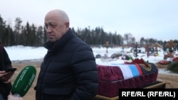 Wagner founder Yevgeny Prigozhin attends the funeral of one of his fighters in December.  "Вагнер" басшысы Евгений Пригожин жауынгерін жерлеу рәсімінде. 2022 жылғы желтоқсан.