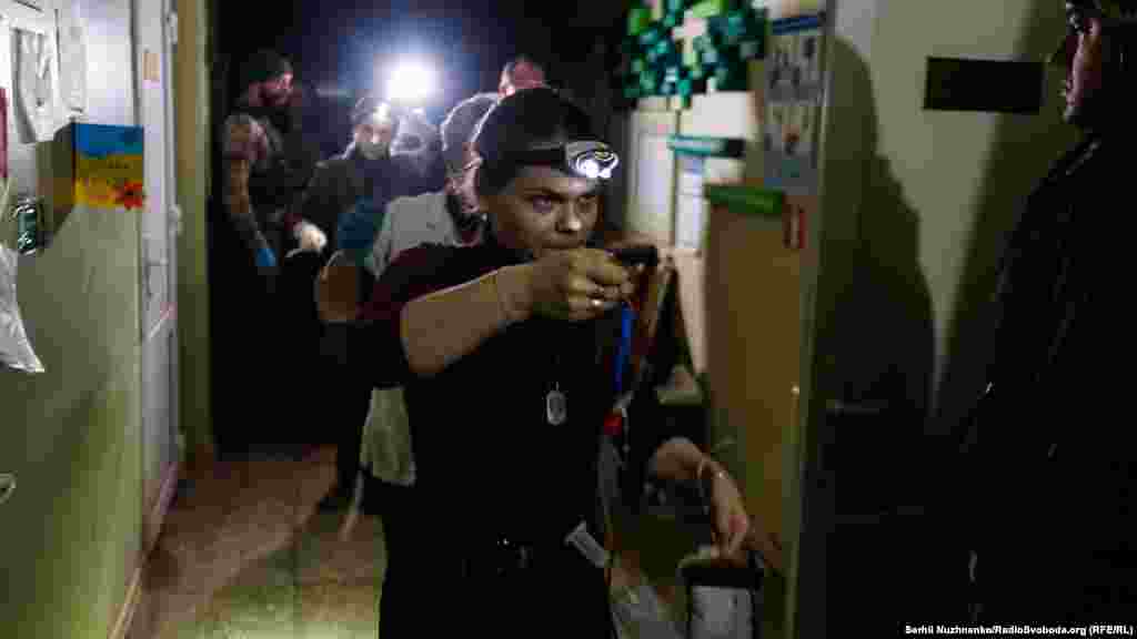 Кров швидко несуть до реанімаційної й на місці роблять переливання. Ось так: і власним професіоналізмом, і власними зусиллями, і власною кров&#39;ю медики на фронті рятують життя.&nbsp;