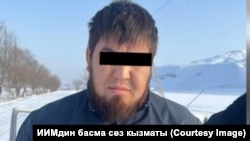 Ички иштер министрлиги кармаган шектүүлөрдүн бири. 13-январь, 2023-жыл. 