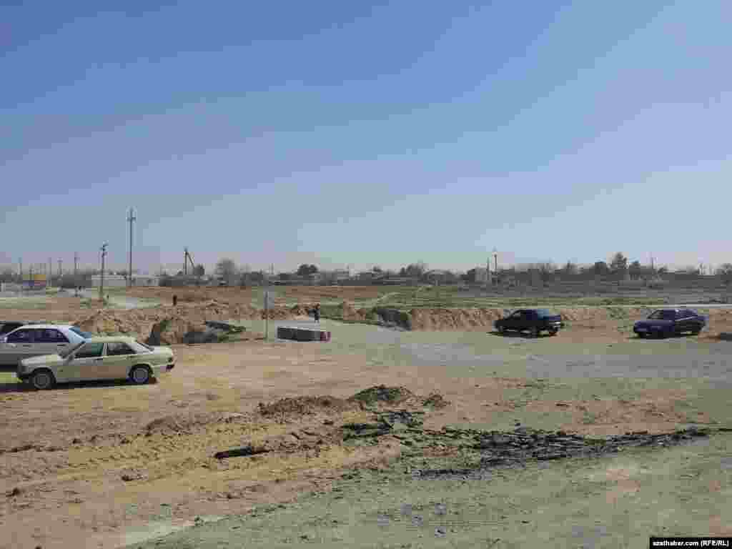 Çoganlar awtoulag bilen barmak isleýänler üçin açyk galan diňe bir köçe bar.