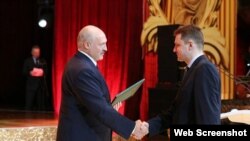 Аляксандар Лукашэнка ўзнагароджвае Сяргея Адзярыху.