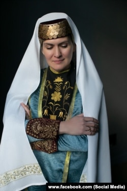 Elmira Kataki qırımtatar milliy urbasında. Feste olğan altın pullar sürgünlikte yaşamaq içün satılğan edi