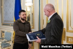 Президент Володимир Зеленський у момент передання голові місії Євросоюзу в Україні Матті Маасікасу анкети-опитувальника з відповідями для отримання Україною статусу кандидата на членство в ЄС. Київ, 18 квітня 2022 року