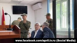 Алмазбек Атамбаев сот залында. 2022-жылдын 19-апрели.
