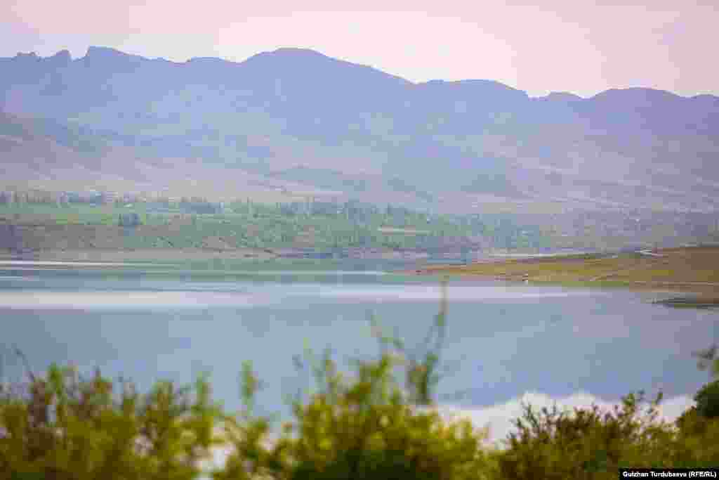 Көлдүн күн чыгыш тарабында Папан айылы жайгашкан.&nbsp;