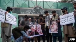 آرشیف- معترضان در مقابل سفارت ایران در کابل