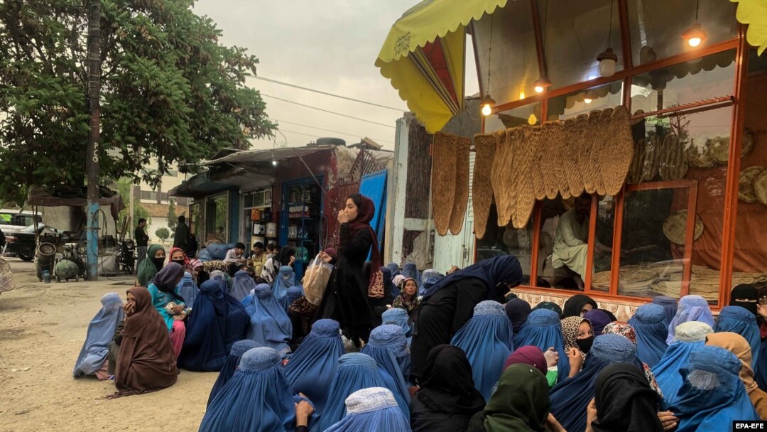 پس از تصرف کابل و و لایات افغانستان به وسیله طالبان٬ صف فقرا بیشتر از پیش طولانی شده است.