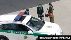 Polisiýa işgäri we türkmen zenanlary (Illýustrasiýa suraty)