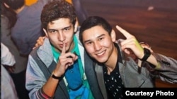 Карагандыдагы Мамлекеттик техникалык университеттин студенттери Кайрат Маштыбаев менен Элдар Ахмедов. 