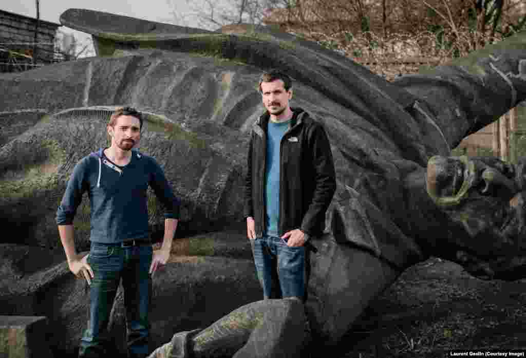 Шведский фотограф Нильс Акерман (справа) и французский журналист Себастьян Гобер. Они отправились в Украину, чтобы разыскать и запечатлеть то, что осталось от ленинских статуй, для своей книги &quot;В поисках Ленина&quot;. Книга приурочена к 100-летию большевистской революции. &nbsp;