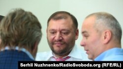 Михайло Добкін (у центрі) в суді, 15 липня 2017 