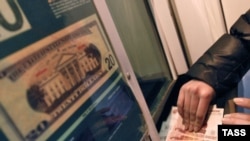 Низкая процентная ставка пока что позволяет давать деньги населению. Однако скоро все может закончиться