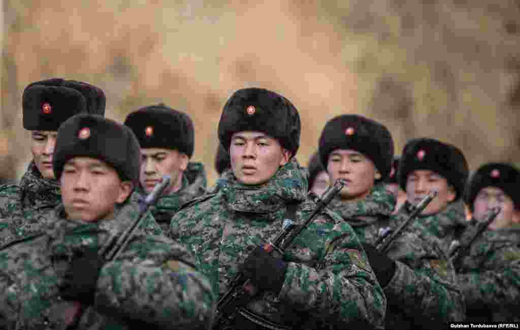 &quot;Global Firepower&quot; уюмунун маалыматы боюнча, Кыргызстанда аскерде кызмат өтөгөн адамдардын жалпы саны 13 миң 700 кишини түзөт.