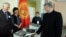 Президент Кыргызстана Алмазбек Атамбаев голосует на референдуме. Бишкек, 11 декабря  2016 года. 