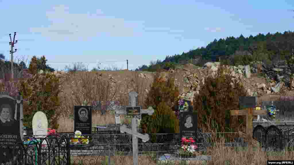 За розповідями місцевих жителів, кладовище на околиці колишнього селища Пригородне офіційно закрите, але за його парканом продовжують ховати людей. Також туди звозять будівельне сміття