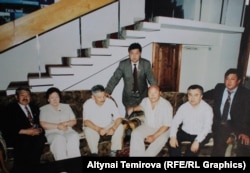 Дооронбек Садырбаев Жогорку Кеңештин депутаты болуп турганда түшкөн сүрөт.